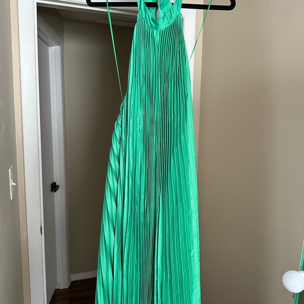 BRAND NEW | Elegant Green Pleated Halter Dress